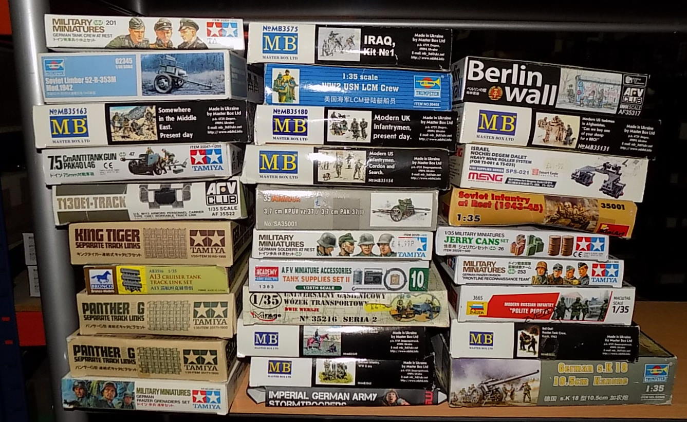 30x Various 1/35 Miltary Figures / Accessories AUC00004