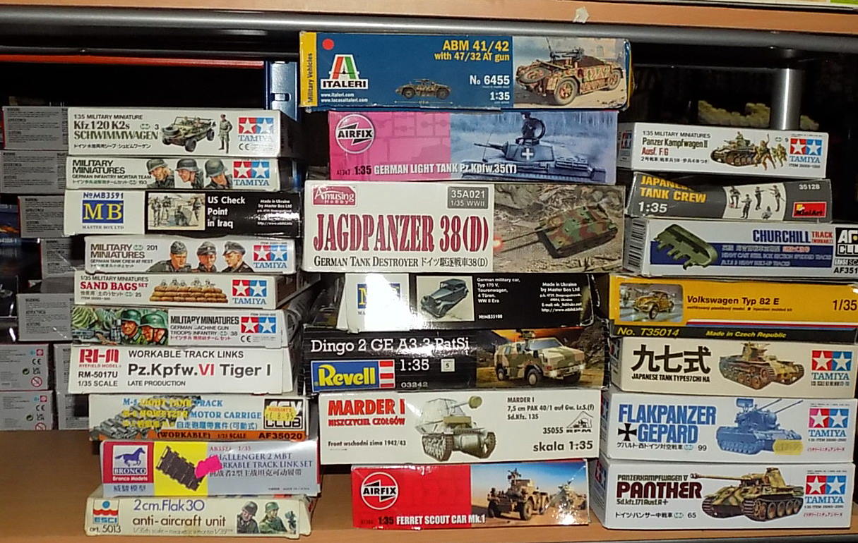24x Various 1/35 Miltary Figures / Accessories AUC00011
