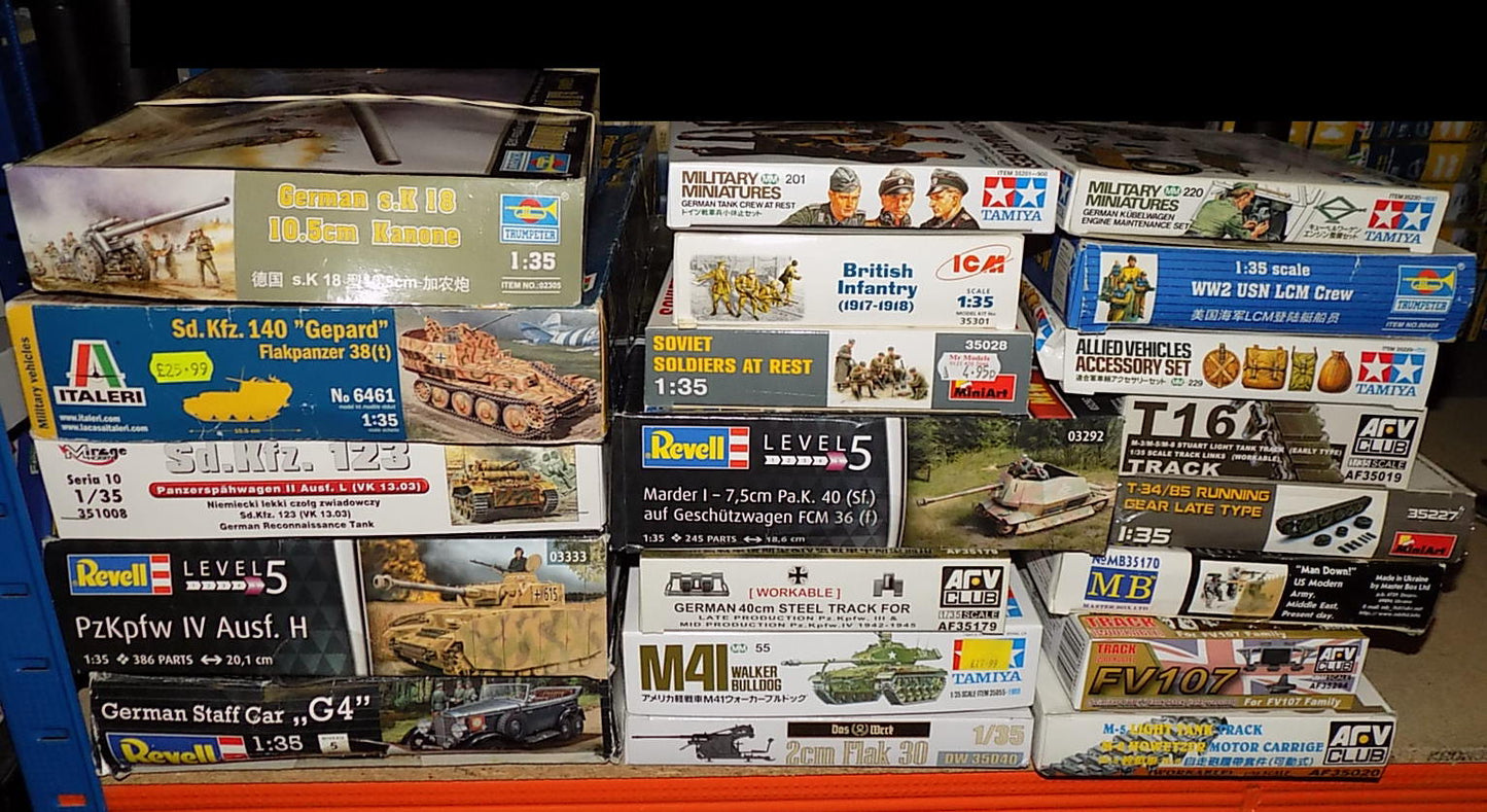 20x Various 1/35 Miltary Figures / Vehicles / Accessories AUC00022