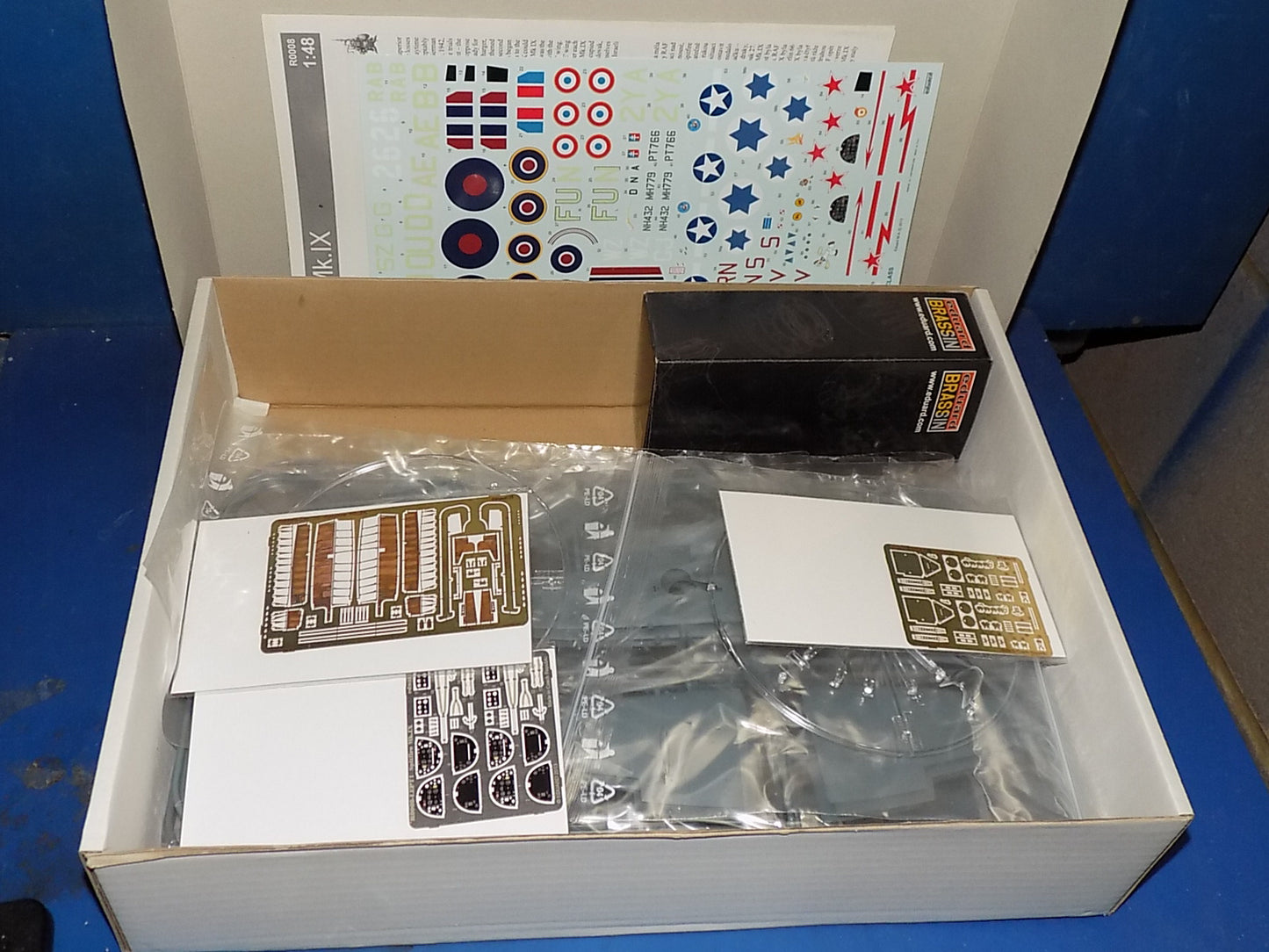 Eduard 1/48 R0008 Royal Class Spitfire Mk.IX (No Free Glass) AUC00164