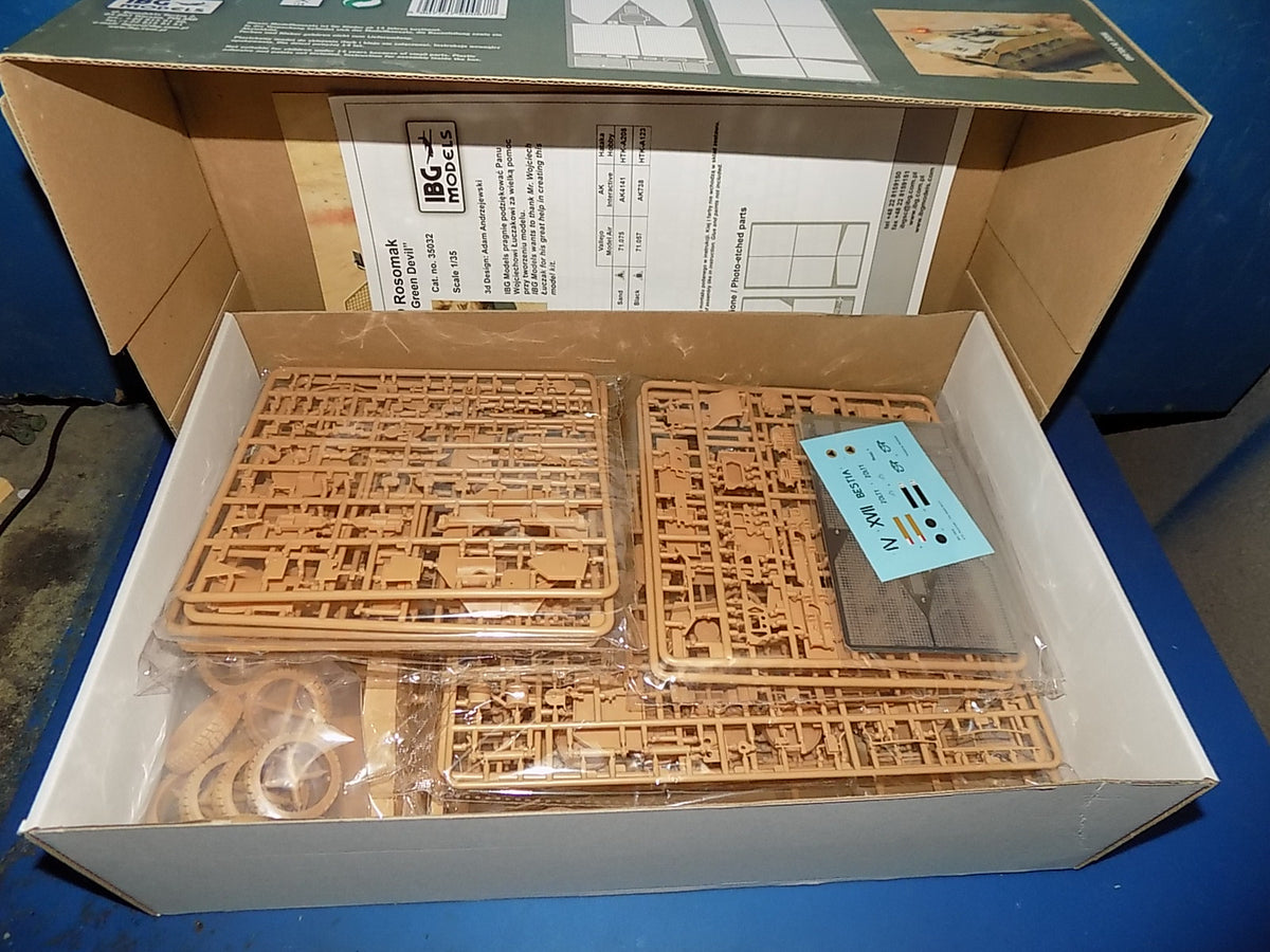 IBG 1/35 35032 KTO Rosomak - The Green Devil w/Extras AUC00192