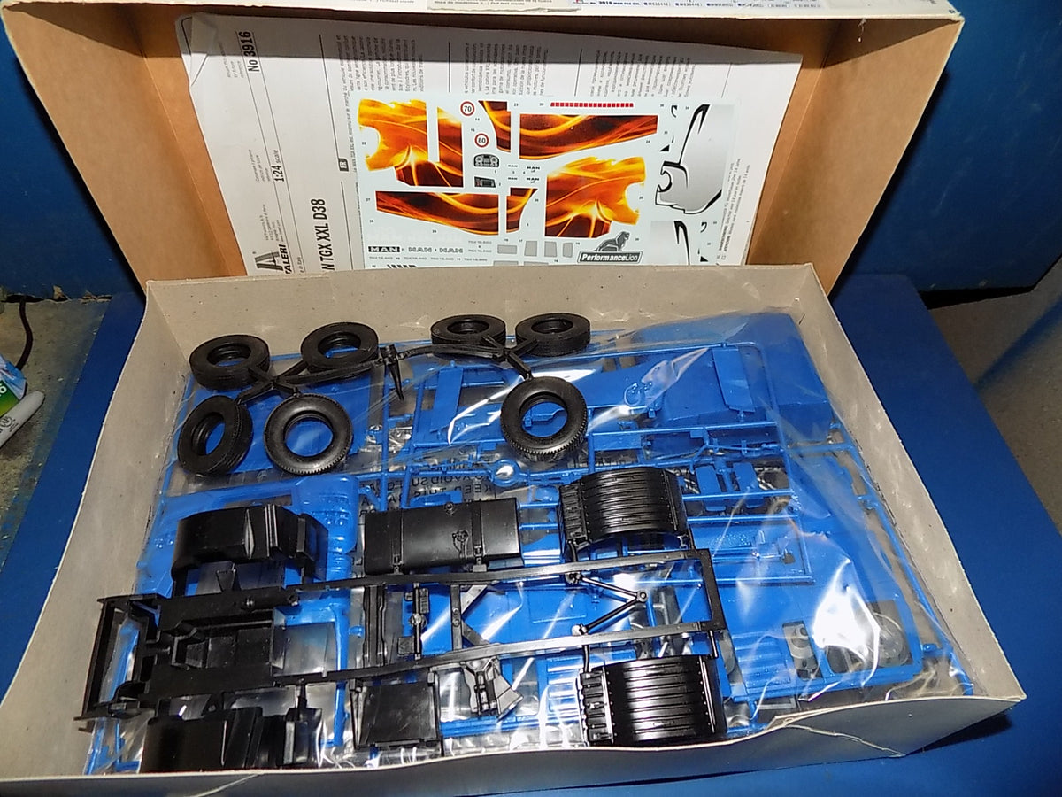 Italeri 3916 1/24 MAN TGX XXL D38 w/Extras AUC00196