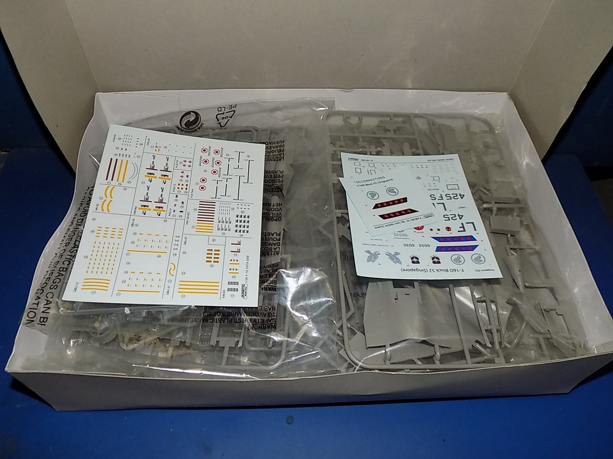 Kinetic 1/48 48007 F-16D Block 52 (NO Instructions) AUC00204