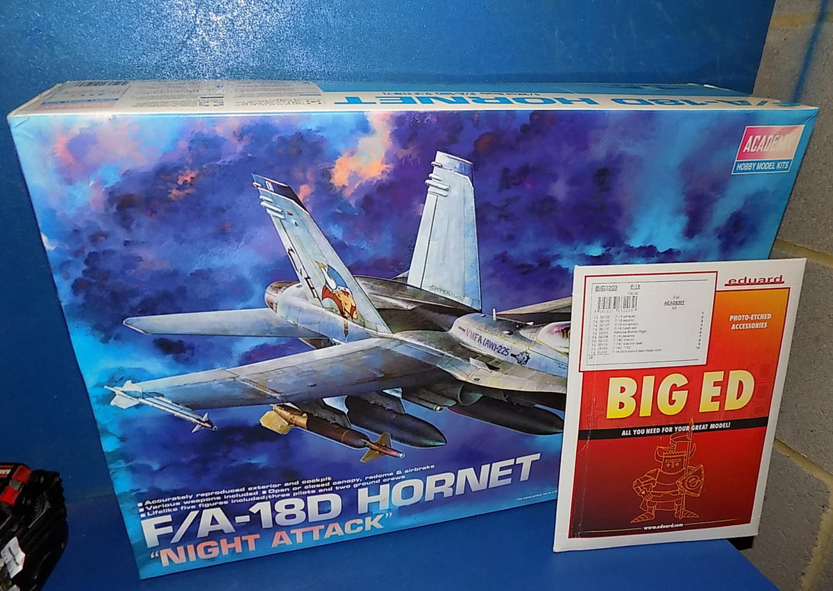 1/32 Academy - F/A-18D Night Attack Hornet w/Extra