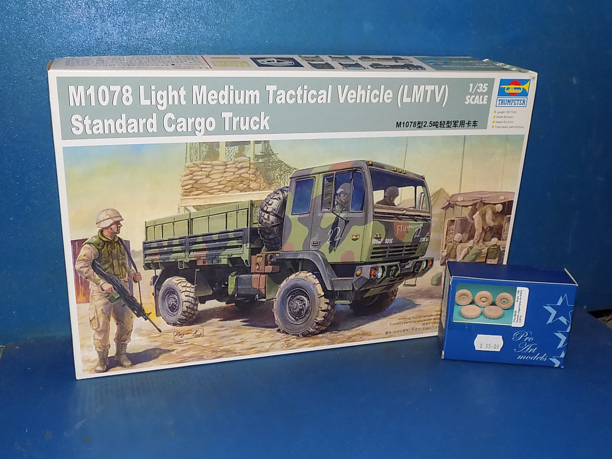 1/35 Trumpeter - M1078 Light Medium Tactical Vehicle (LMTV) Cargo Truck w/Extra