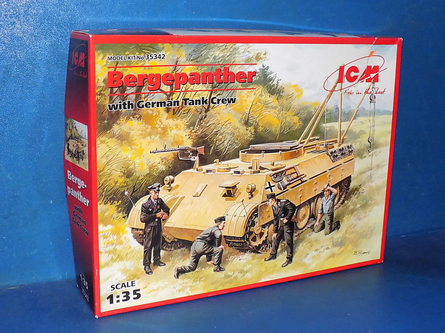1/35 ICM - Bergepanther w/Crew