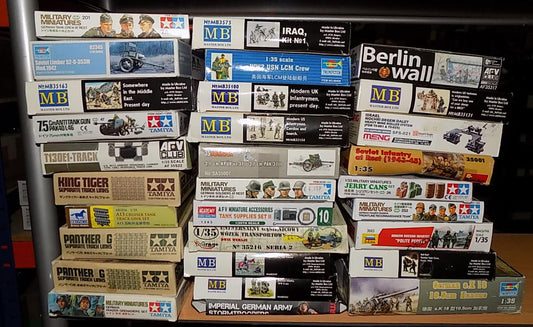 30x Various 1/35 Miltary Figures / Accessories AUC00004