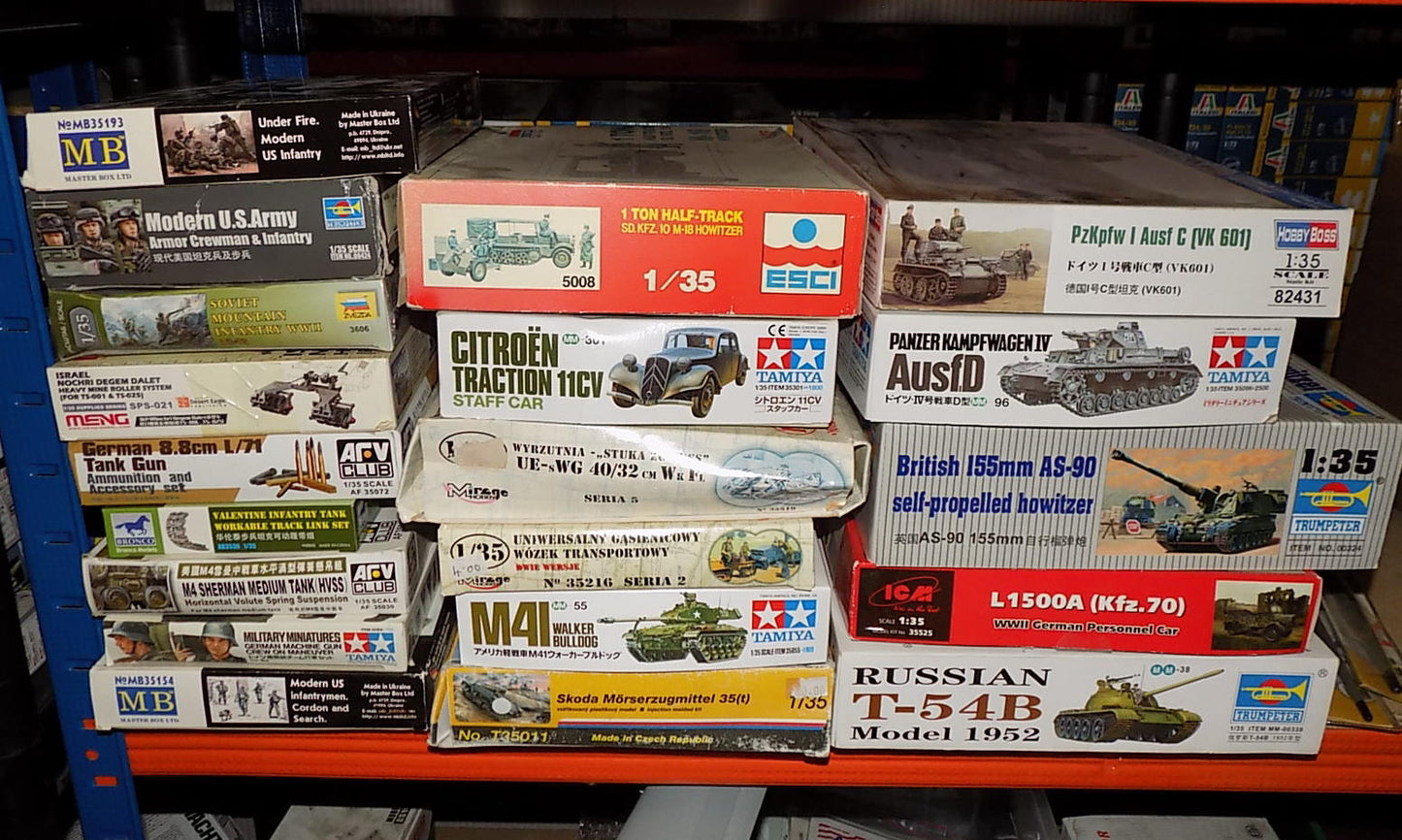 20x Various 1/35 Miltary Figures / Vehicles / Accessories AUC00031