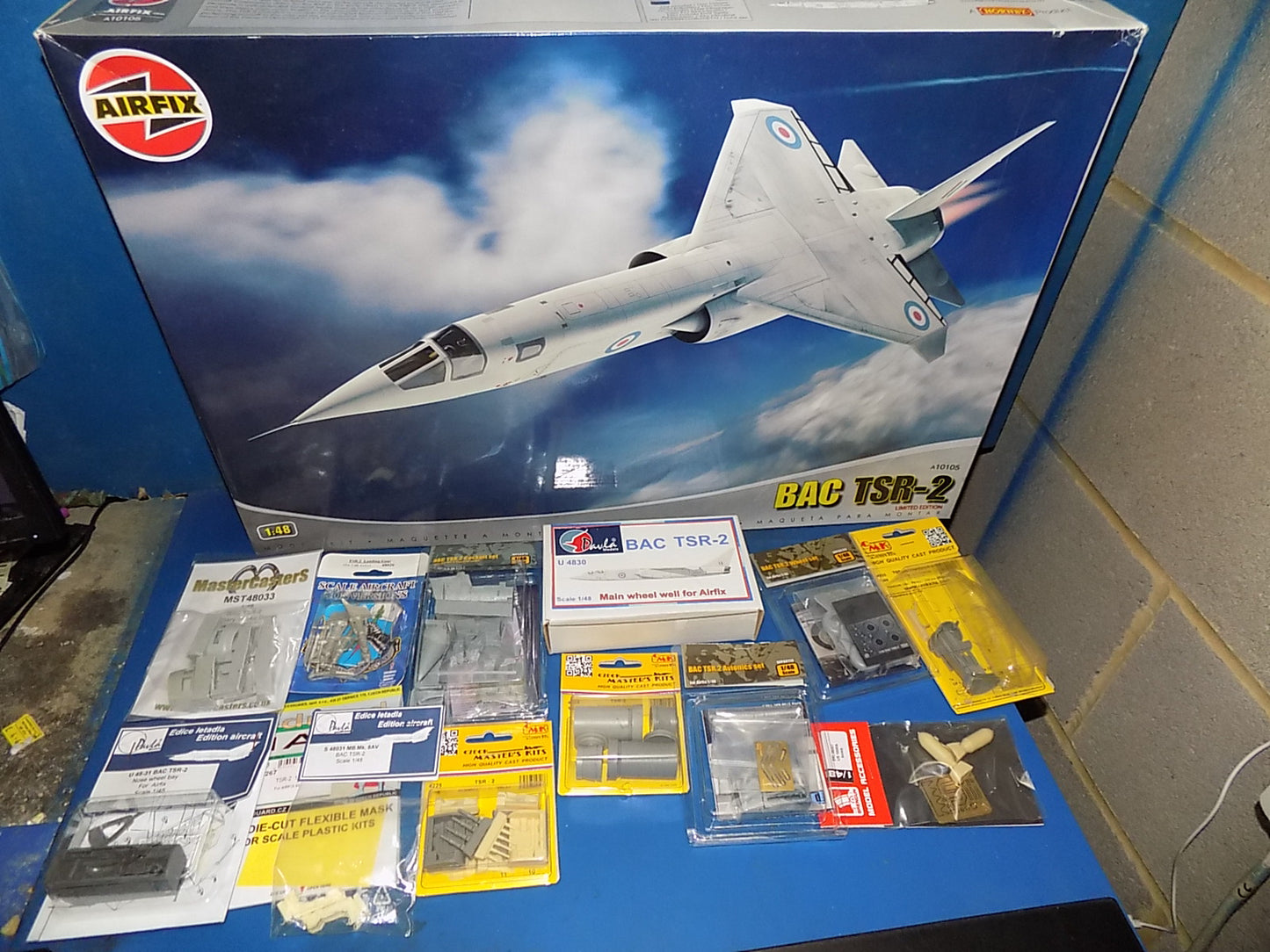 Airfix 1/48 10105 TSR-2 w/Extras AUC00114