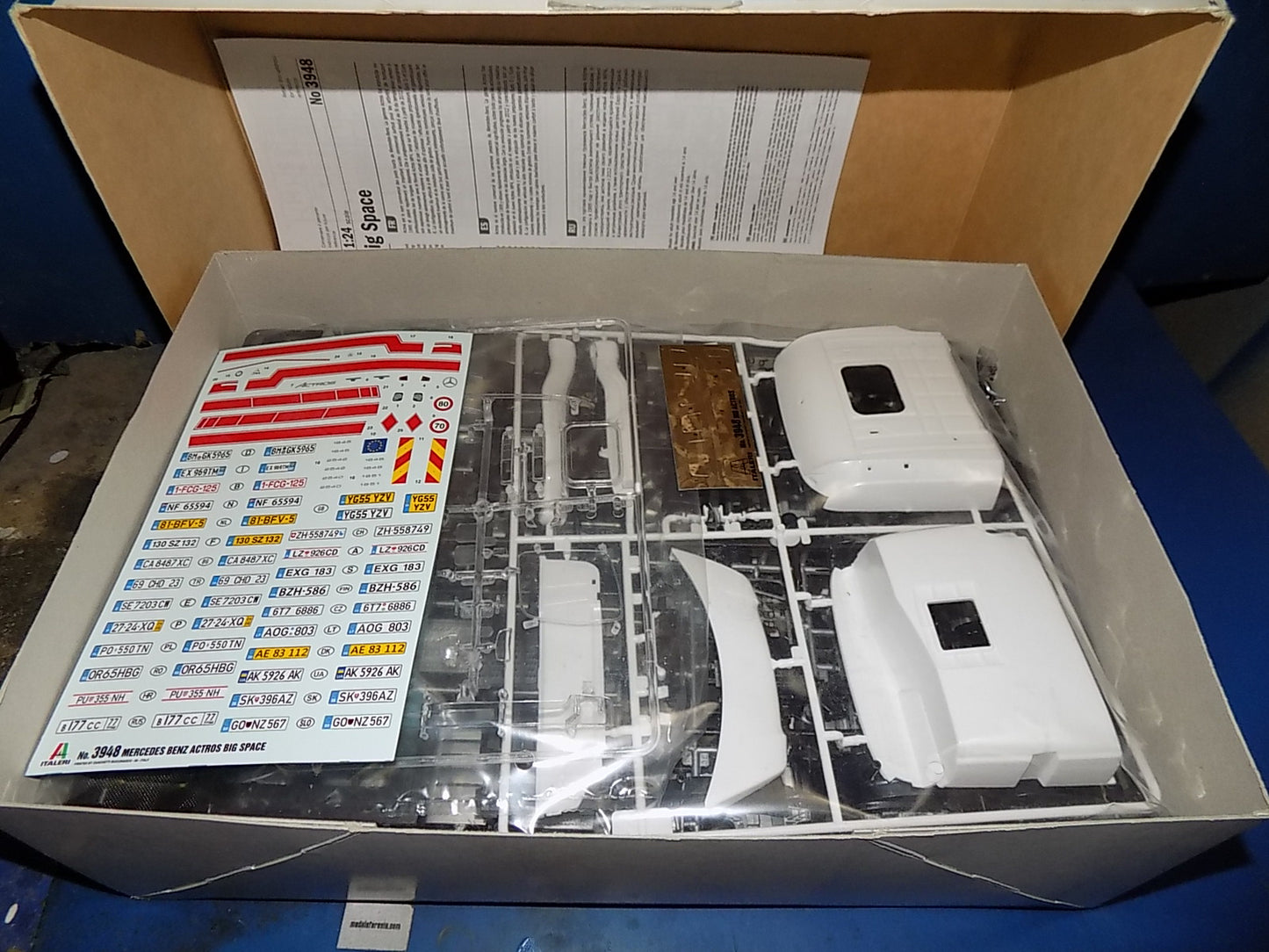Italeri 1/24 3948 Mercedes-Benz MP4 Big Space w/Extras AUC00154