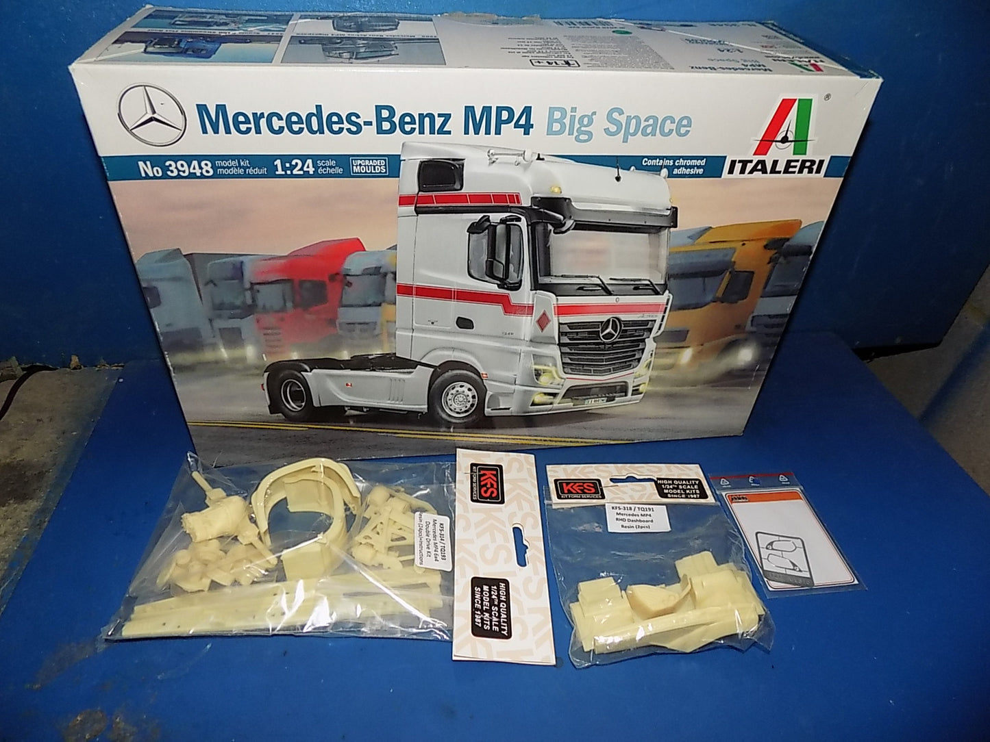 Italeri 1/24 3948 Mercedes-Benz MP4 Big Space w/Extras AUC00154