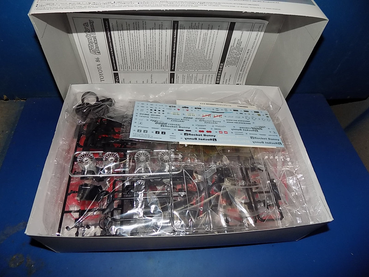 Aoshima 1/24 Brian James A4 Trailer & Toyota 86 Rocket Bunny AUC00184