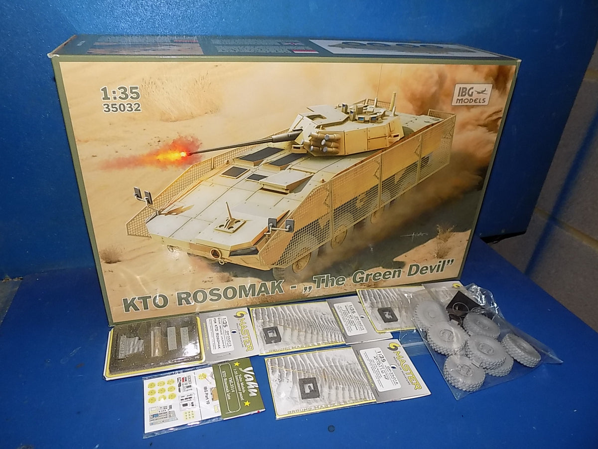 IBG 1/35 35032 KTO Rosomak - The Green Devil w/Extras AUC00192