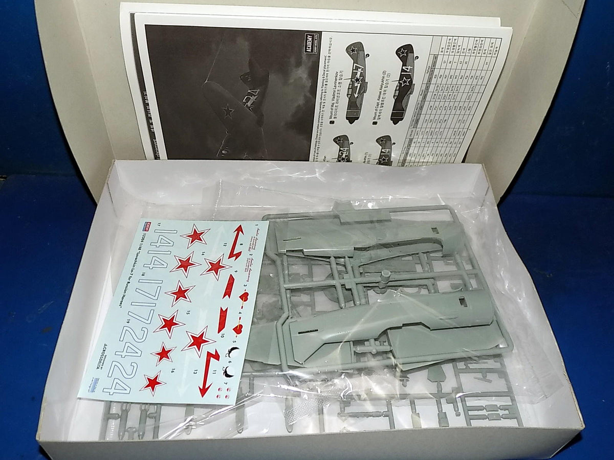 1/48 Academy 12304 La-7 & Accurate MIniatures 3425 Yak-1b AUC00197