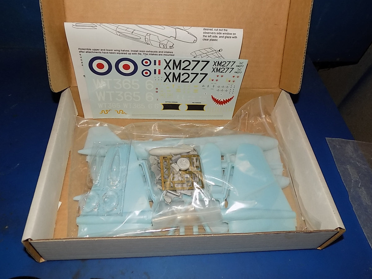 1/72 Italeri F-35B Lightning & High Planes Canberra B(1) Mk.8 AUC00219