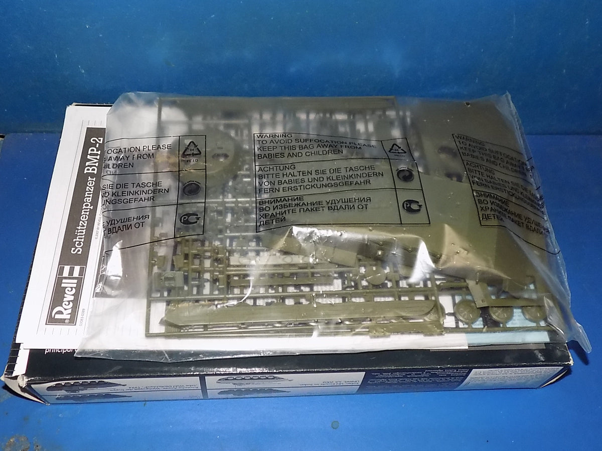 Revell 1/35 03069 Leicht Wolf & 03083 BMP-2(NO DECALS) AUC00238