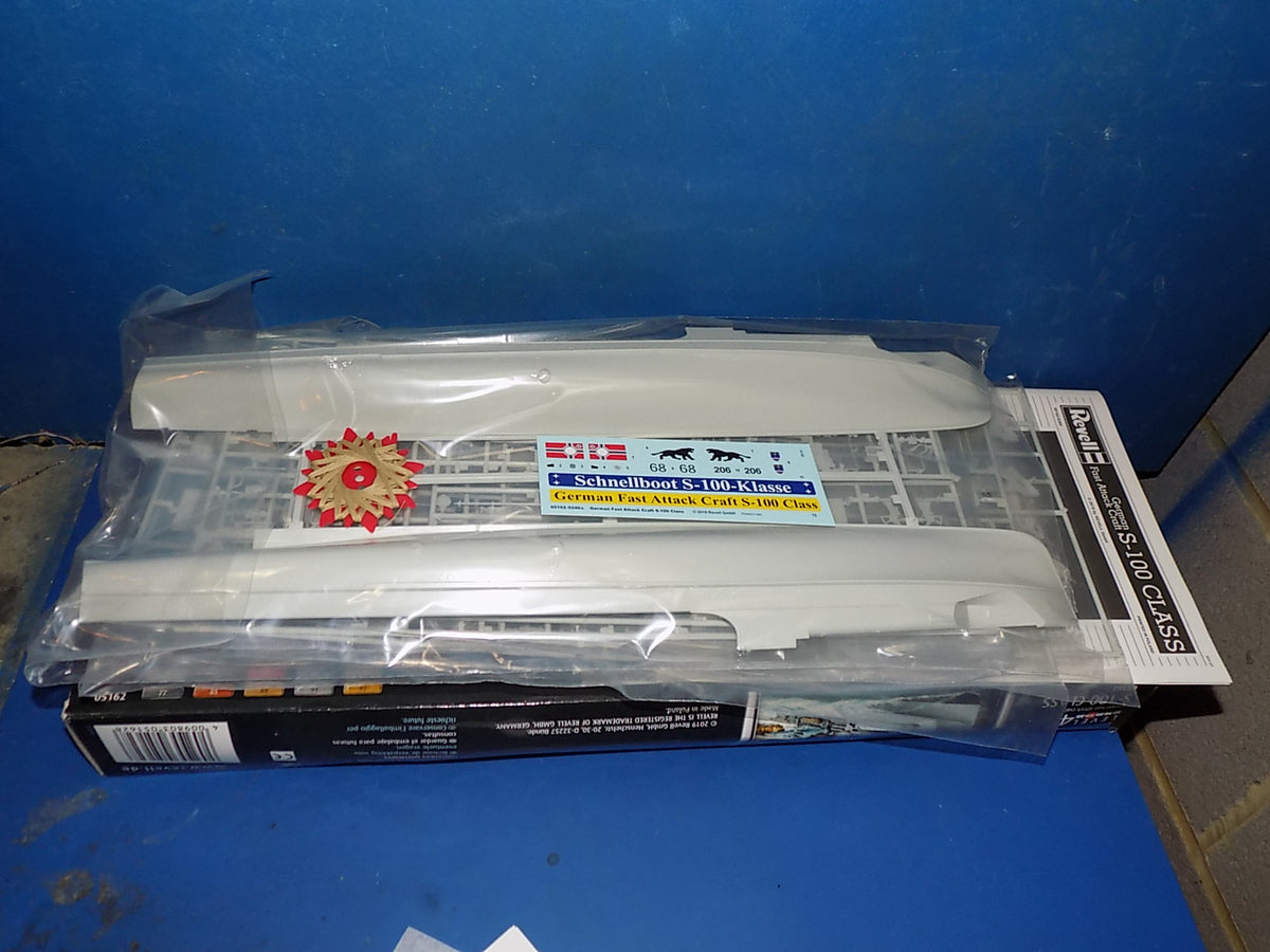 Revell 1/72 05147 PT-109 & 05162 S-100 Class AUC00258