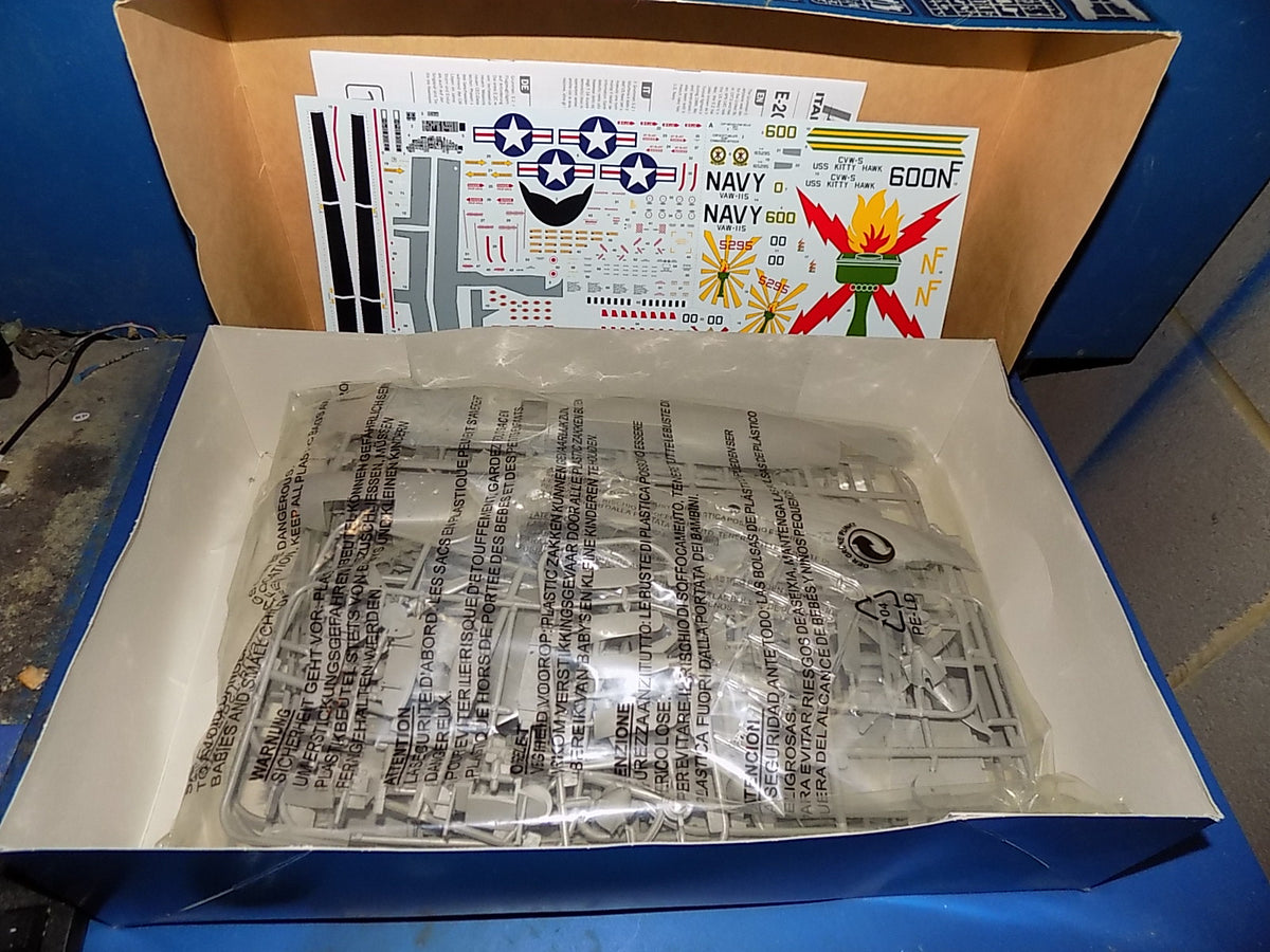 Italeri 1/48 2687 E-2C Hawkeye 2000 w/Extras AUC00263