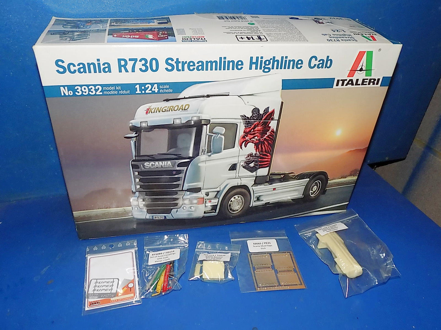 1/24 Italeri - Scania R400 Streamline Flate Roof w/Extras