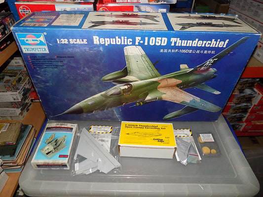1/32 Trumpeter - F-105D Thunderchief w/Extras