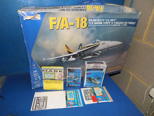 1/32 Kinetic - F/A-18 A/B/C/D w/ Extras
