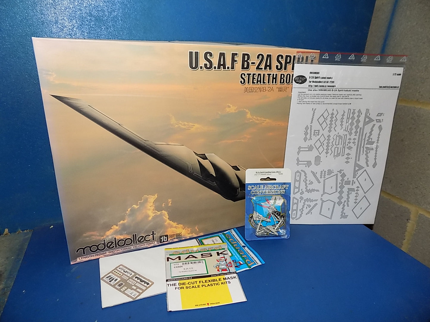 1/72 Modelcraft - usaf b-2a Spirit Stealth Bomber w/Extras