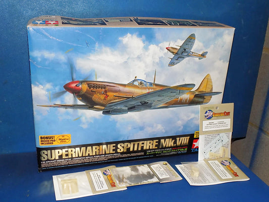 1/32 Tamiya - Spitfire Mk.VIII w/Extras