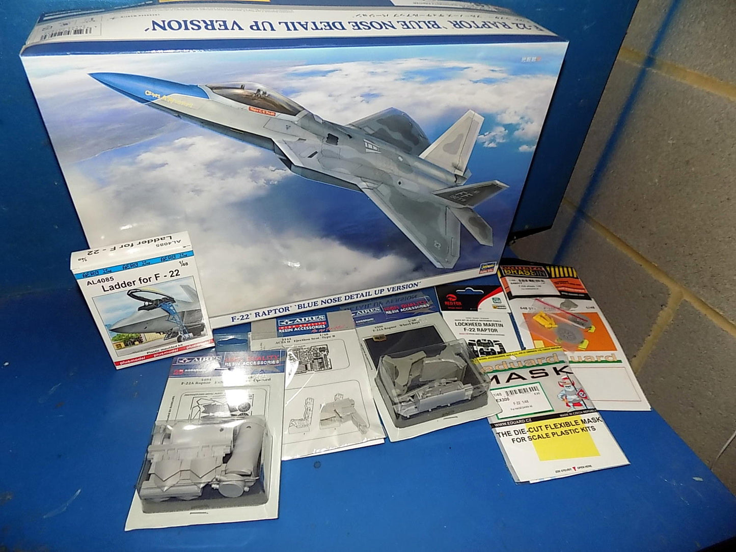 1/48 Hasegawa - F-22 Raptor Blue Nose Detail Up Version w/Extras