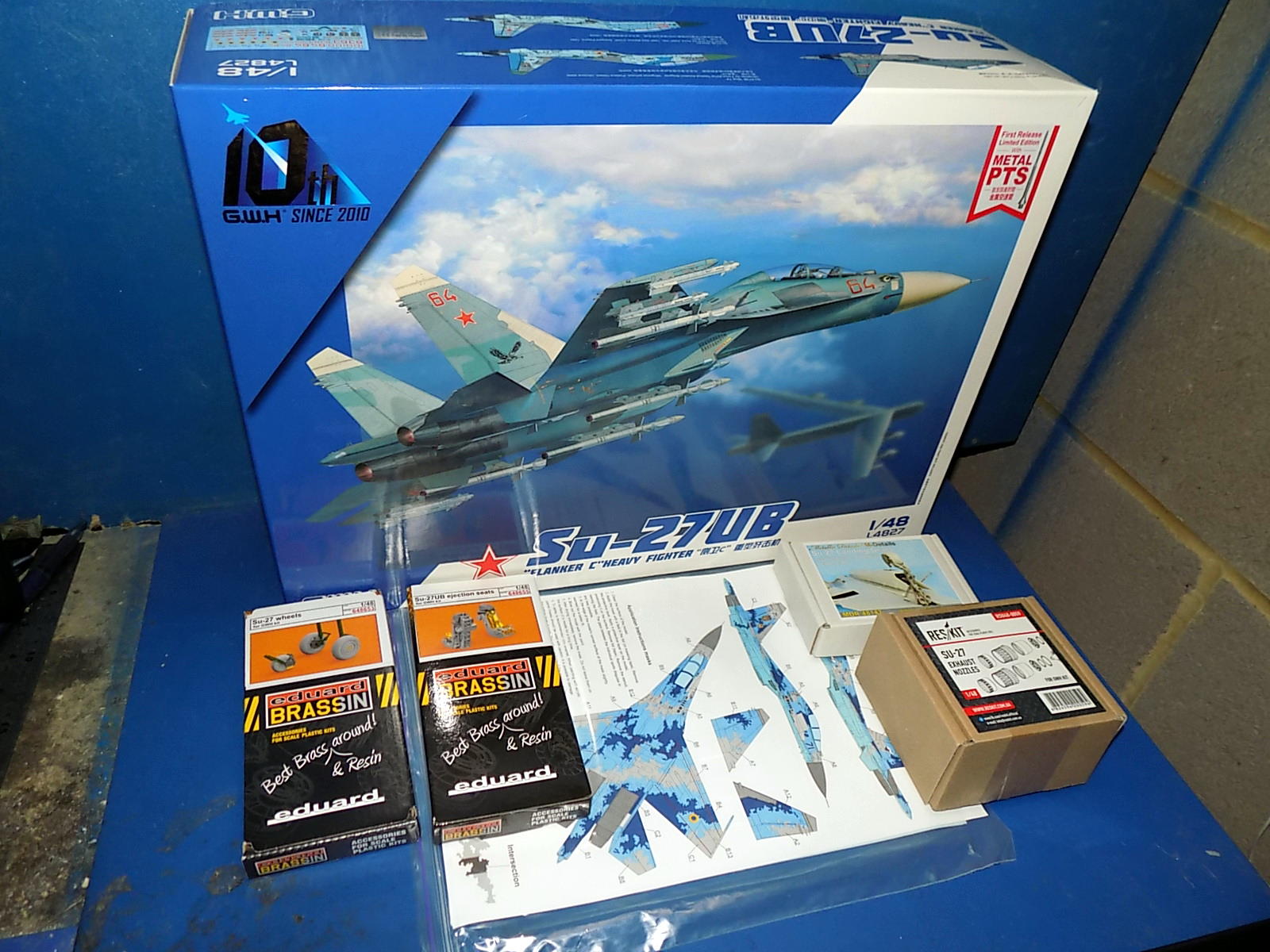 1/48 Great Wall Hobby - Su-27UB w/Extras