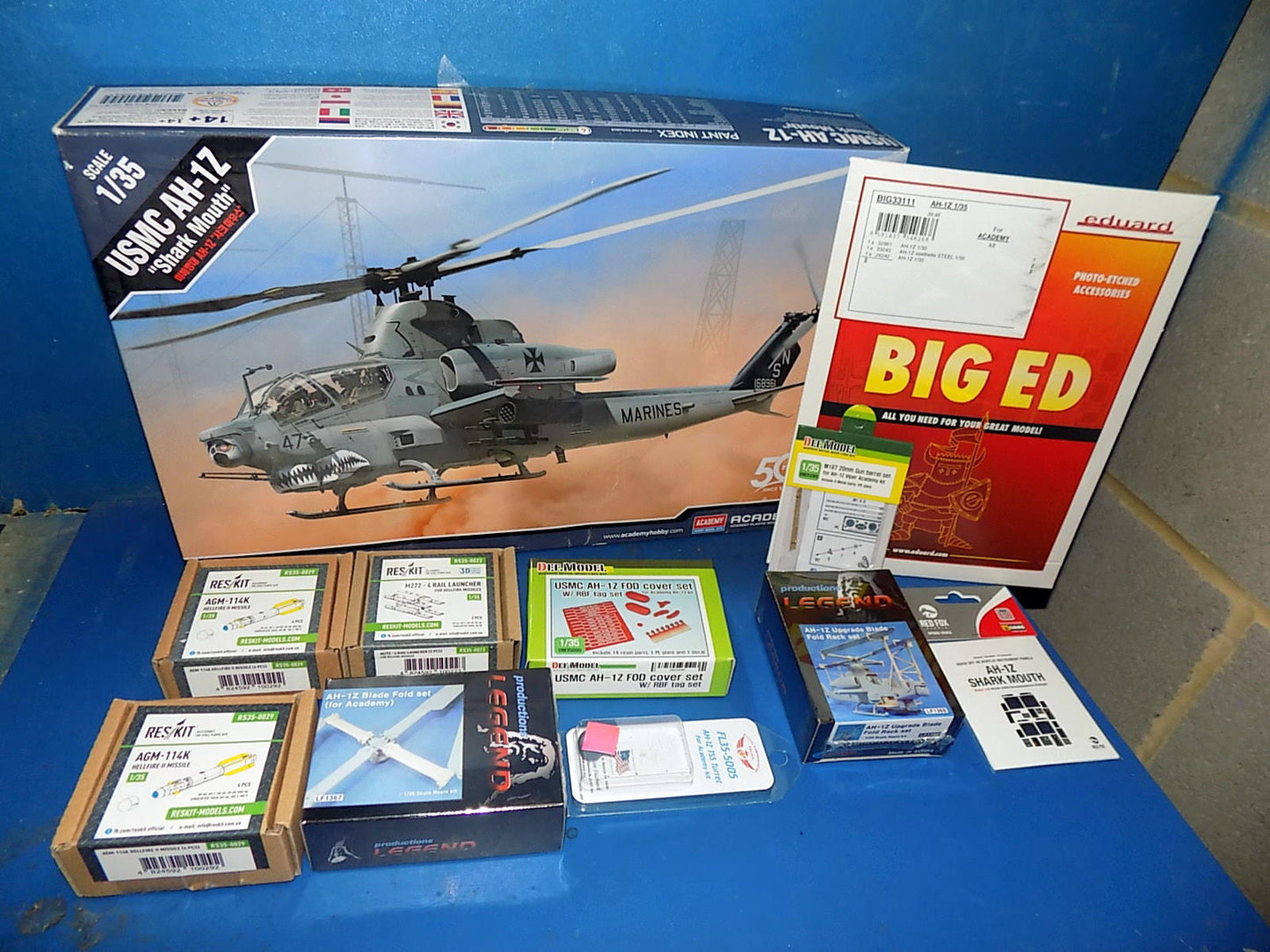 1/35 Academy - USMC AH-1Z Shark Mouth w/Extras