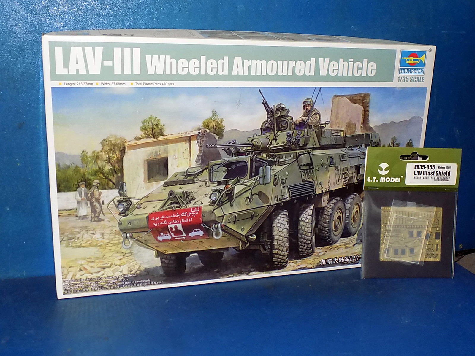 1/35 Trumpeter - LAV-III Wheeled Armoured Vehicle w/Extra
