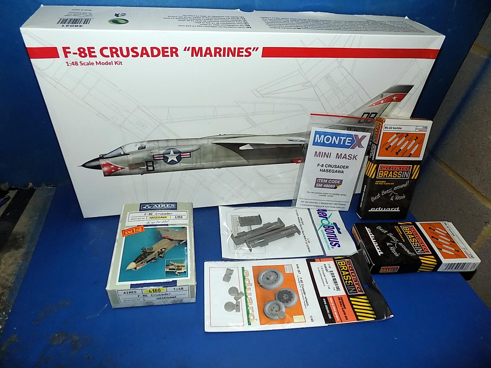 1/48 Hobby 2000 - F-8 Crusader Marines w/Extras