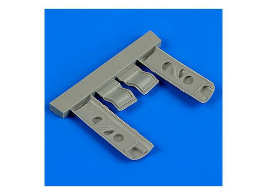 1/32 Quickboost - Curtiss P-40E Warhawk undercarriage covers (designed to be used with Hasegawa kits)
